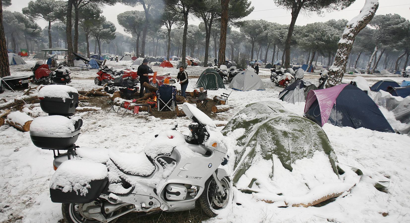 2009. La nieve cubría las tiendas de campaña en el área de descanso de Pingüinos, en Puente Duero.