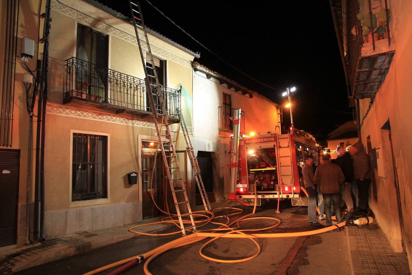 El fuego asola una casa en Zamarramala