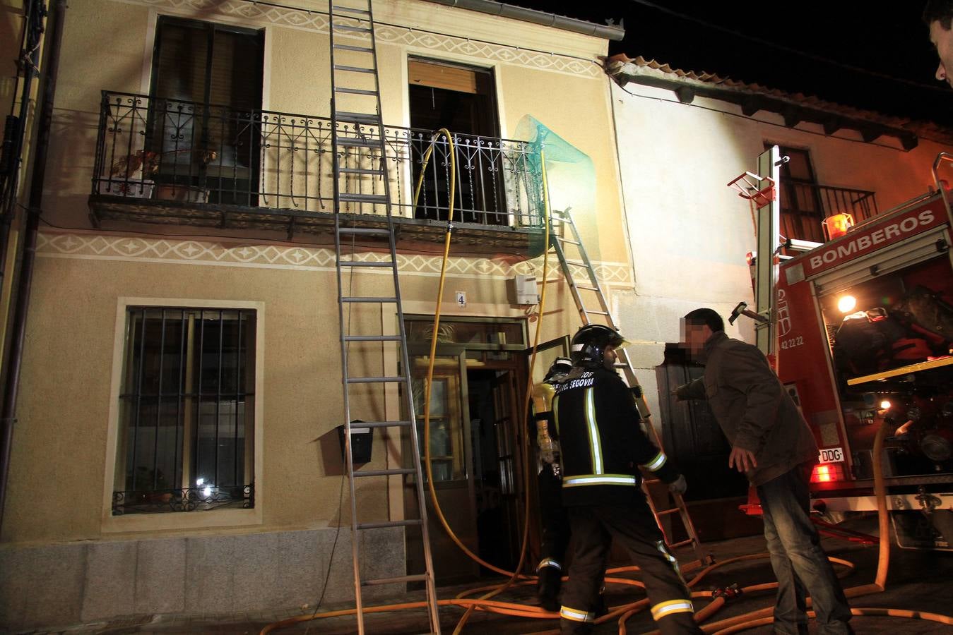 El fuego asola una casa en Zamarramala
