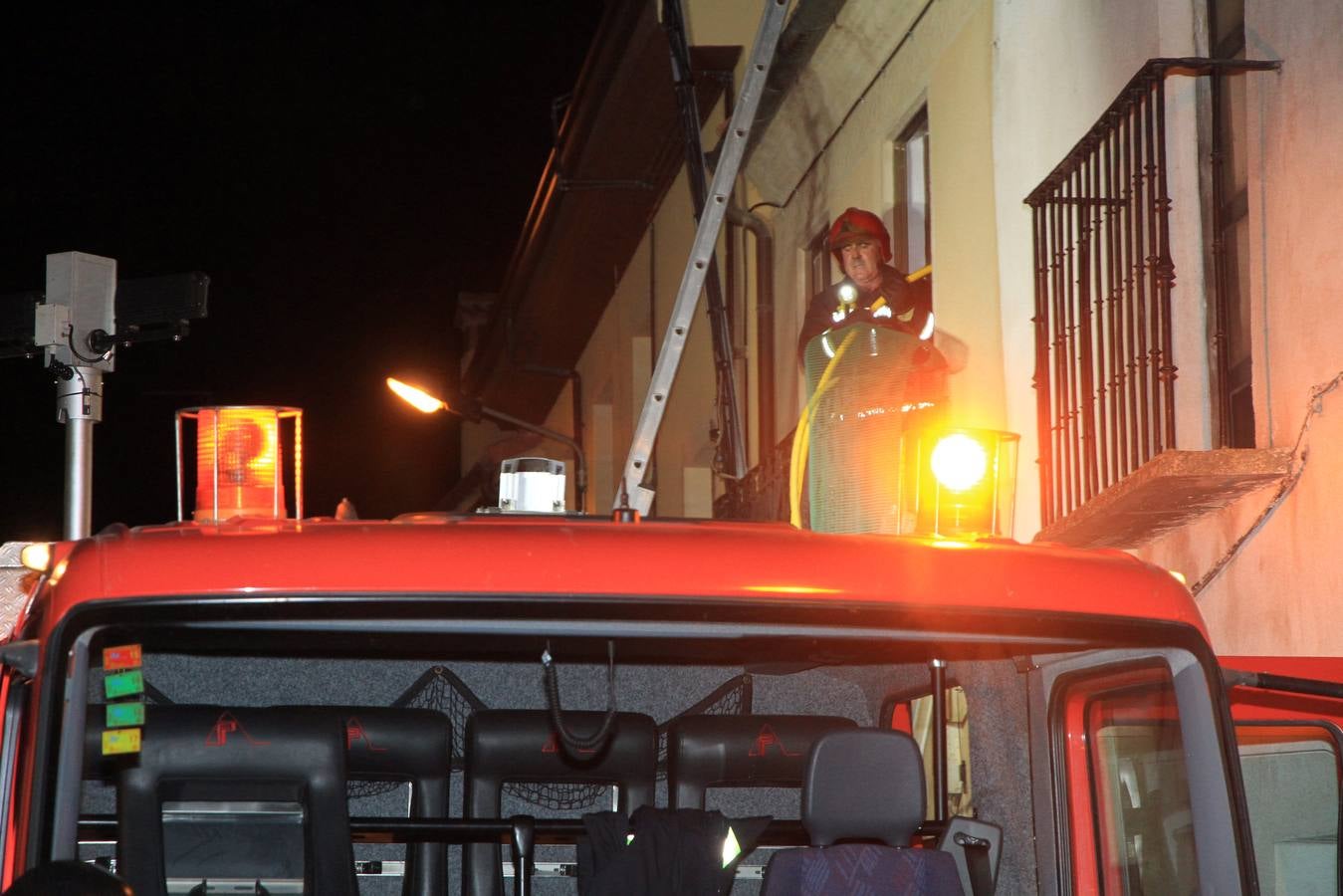 El fuego asola una casa en Zamarramala