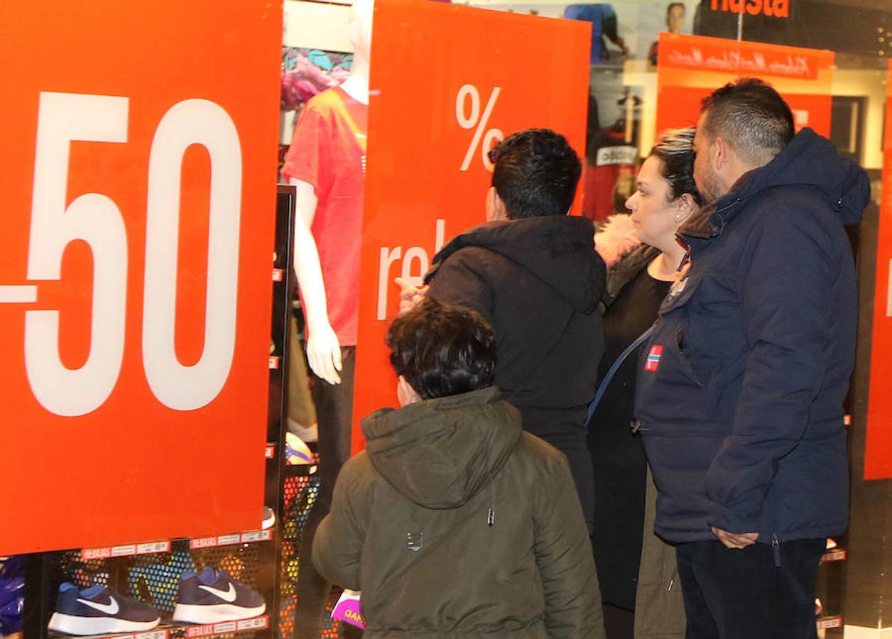 Primer día de rebajas de invierno en Valladolid
