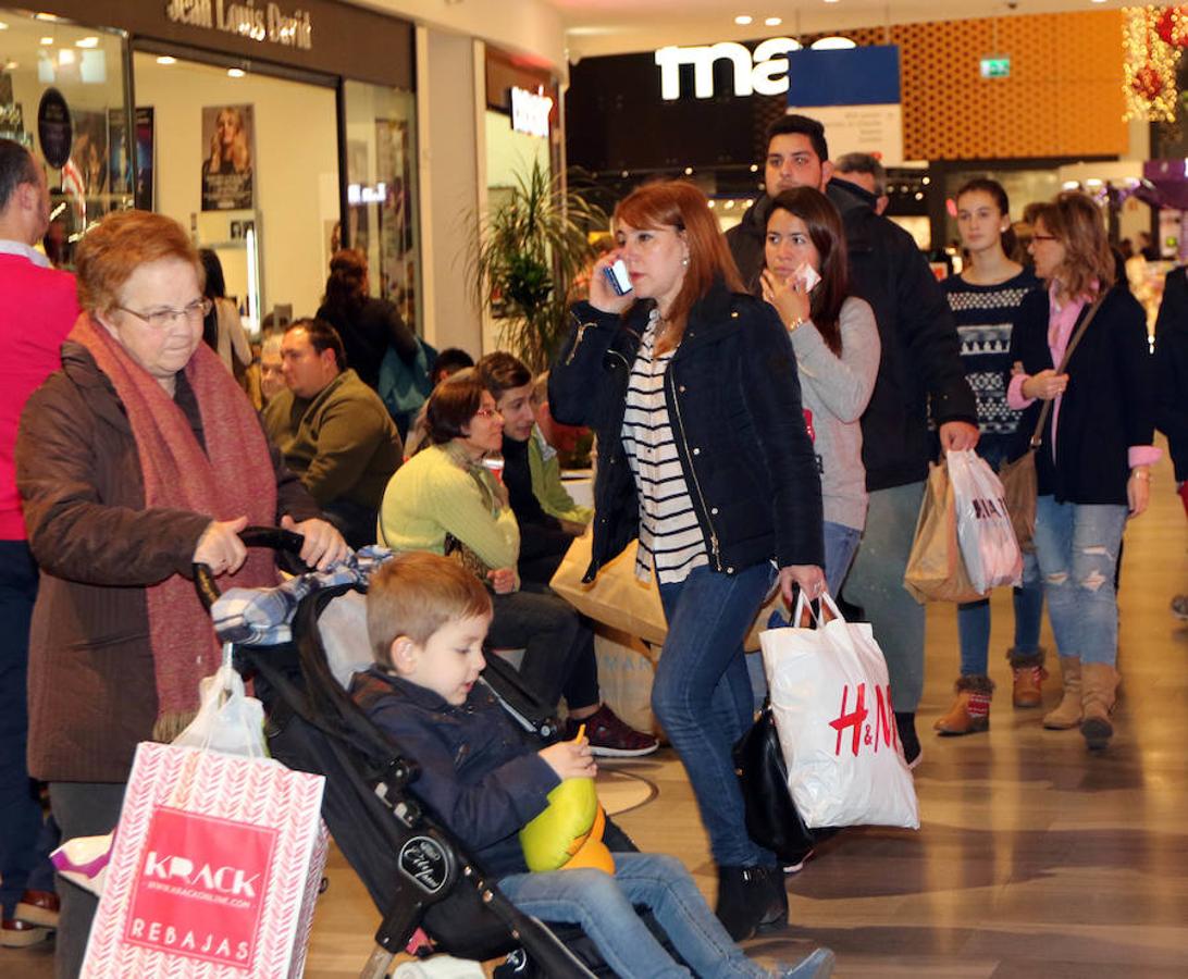 Primer día de rebajas de invierno en Valladolid