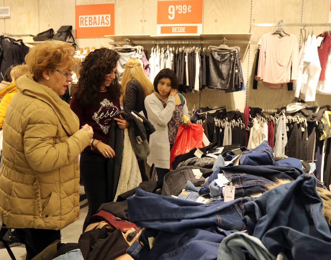 Primer día de rebajas de invierno en Valladolid