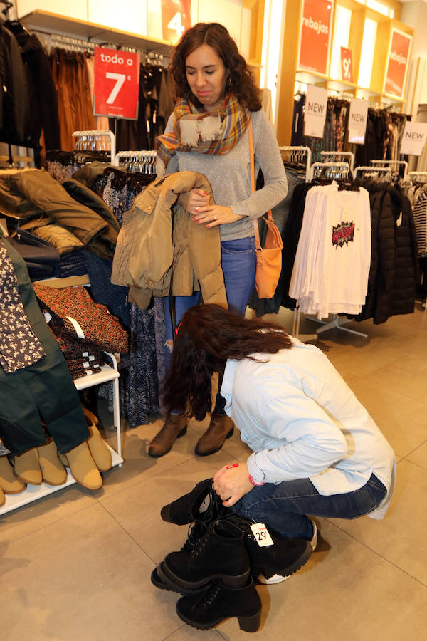 Primer día de rebajas de invierno en Valladolid