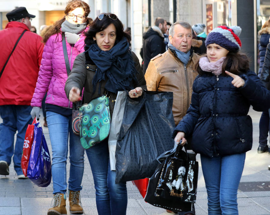 Primer día de rebajas de invierno en Valladolid