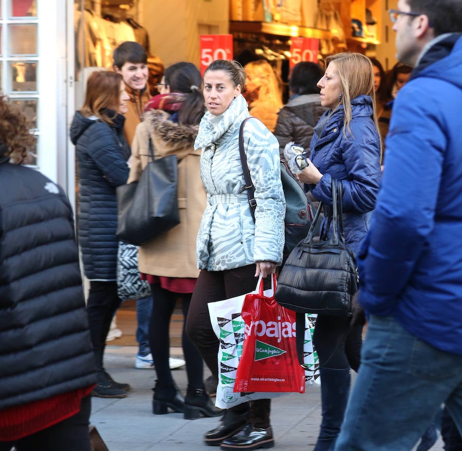 Primer día de rebajas de invierno en Valladolid