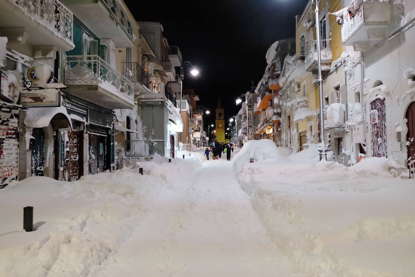 La gente camina en la nieve por una calle de Santeramo in Coll,e localidad italiana de la provincia de Bari, en el sur de Italia.