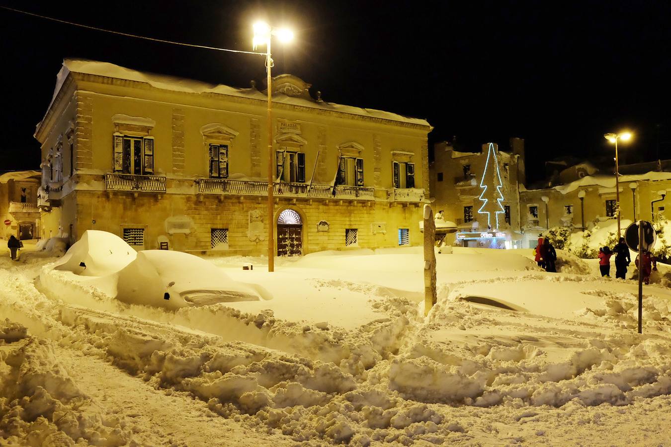 La gente camina en la nieve por una calle de Santeramo in Colle, localidad italiana de la provincia de Bari, en el sur de Italia.