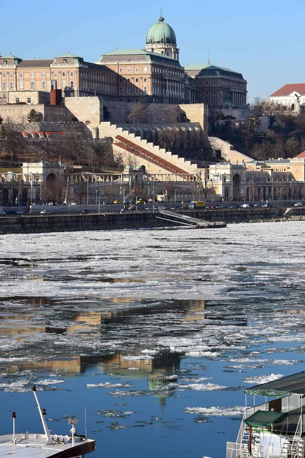El hielo flota sobre el río Danubio en Budapest (Hungría).