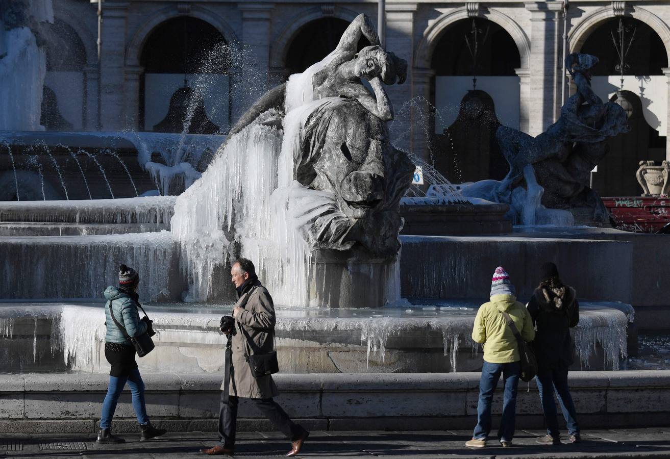 El hielo cuelga de las estatuas de la Fuente de las Náyades en la plaza Repúblicca de Roma.
