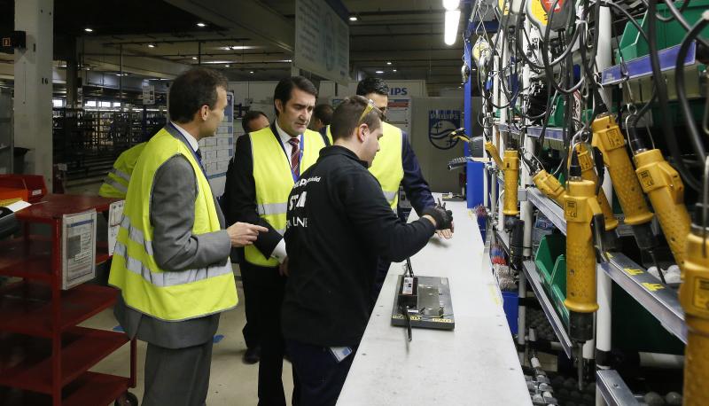 El consejero de Fomento y Medio Ambiente, Juan Carlos Súarez-Quiñones, visita la fábrica de Philips en Valladolid