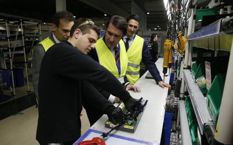 El consejero de Fomento y Medio Ambiente, Juan Carlos Súarez-Quiñones, visita la fábrica de Philips en Valladolid