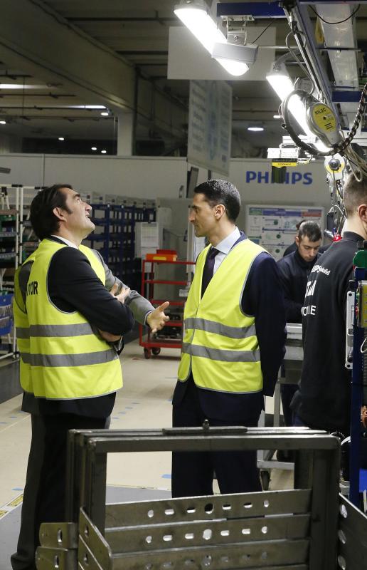 El consejero de Fomento y Medio Ambiente, Juan Carlos Súarez-Quiñones, visita la fábrica de Philips en Valladolid