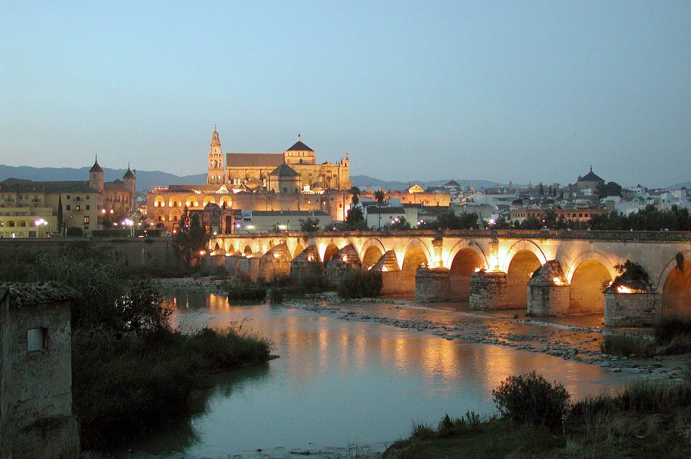 Córdoba. Cruza el río Guadalquivir, uniendo el Barrio de la Catedral con el Campo de la Verdad. Conocido como el 'Puente Viejo', fue el único de esta ciudad durante 20 siglos hasta la construcción del puente de San Rafael, a mediados del siglo XX. Construido a principios del siglo I d.C. Tiene una longitud de unos 331 metros y está compuesto por 16 arcos, aunque originalmente tuvo 17. Fue uno de los más importantes medios de entrada a la ciudad desde la zona sur de la península Ibérica por ser el único punto para cruzar el río sin utilizar ningún tipo de embarcación. Forma parte del centro histórico de Córdoba que fue declarado Patrimonio de la Humanidad por la Unesco en 1994.
