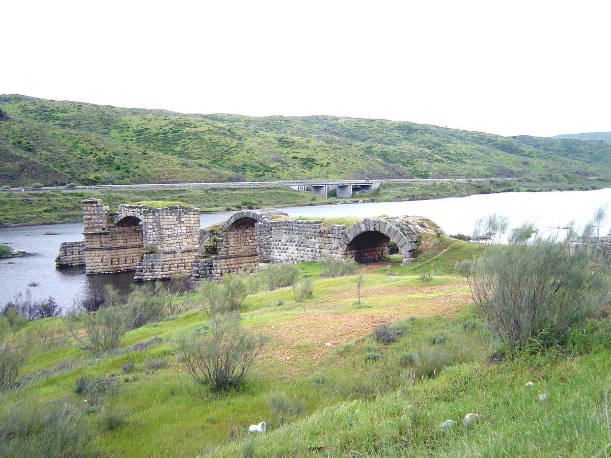 Alconétar, en Garrovillas (Cáceres). Puente romano sobre el río Tajo. Es uno de los más antiguos puentes en arco segmentales del mundo. Su construcción se le atribuye al arquitecto del emperador Trajano. El puente fue reubicado respecto a su posición original cuando se construyó la presa de Alcántara.