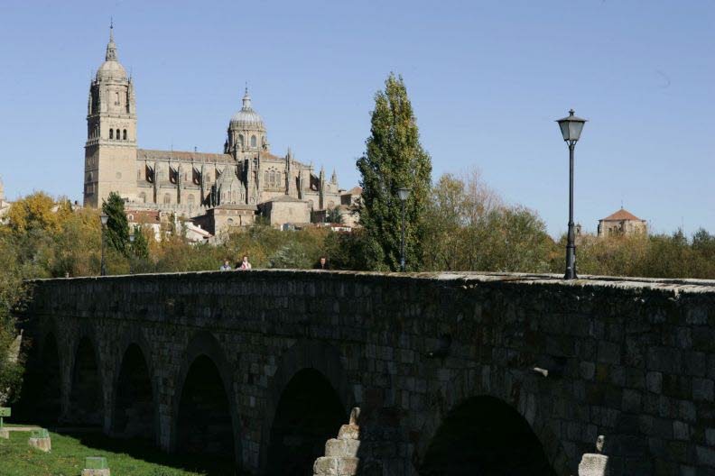 Puente romano de Salamanca. Tiene 26 arcos aunque de la primitiva construcción romana solo quedan 15 de ellos en la margen derecha.