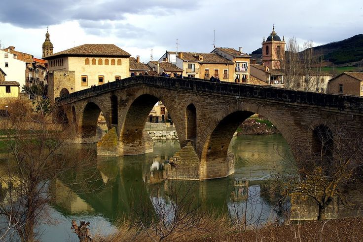Puente la Reina (Navarra). Puente románico sobre el río Arga, que da nombre a la villa, por el que discurre el Camino de Santiago. Construido en el siglo XI.
