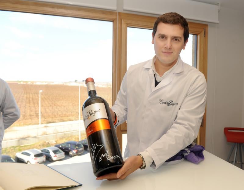 Albert Rivera visita las obras del nuevo almacén logístico y embotelladora de Cuatro Rayas