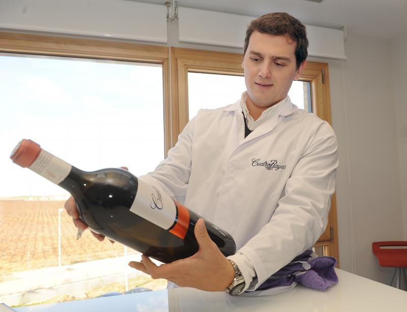 Albert Rivera visita las obras del nuevo almacén logístico y embotelladora de Cuatro Rayas