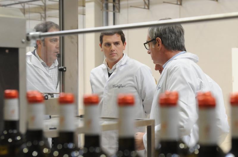 Albert Rivera visita las obras del nuevo almacén logístico y embotelladora de Cuatro Rayas