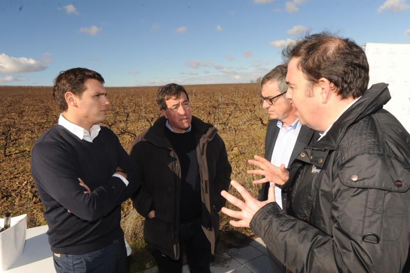Albert Rivera visita las obras del nuevo almacén logístico y embotelladora de Cuatro Rayas