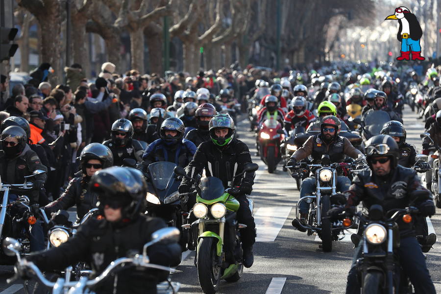 Ambiente en el desfile de banderas de Pingüinos en Valladolid (Fotos 1)