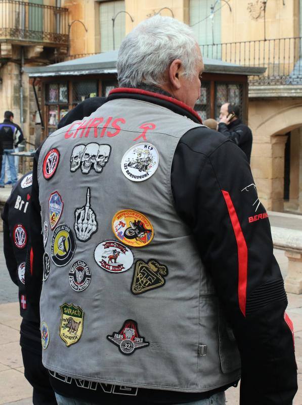 Los moteros de La Leyenda Continúa inundan con sus motos Sepúlveda (Segovia)