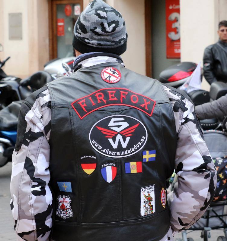 Los moteros de La Leyenda Continúa inundan con sus motos Sepúlveda (Segovia)