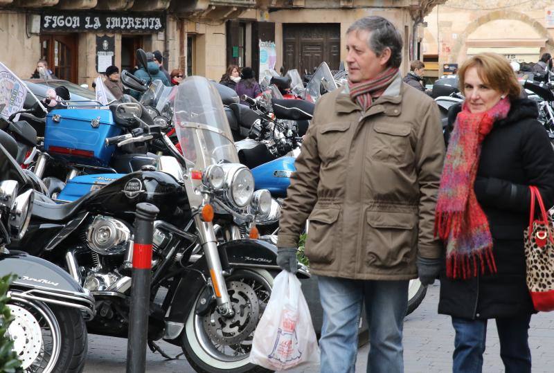 Los moteros de La Leyenda Continúa inundan con sus motos Sepúlveda (Segovia)