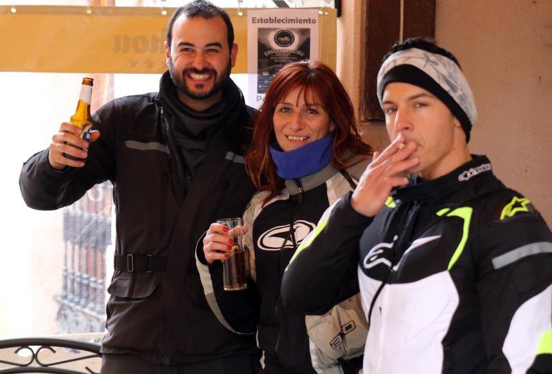 Los moteros de La Leyenda Continúa inundan con sus motos Sepúlveda (Segovia)