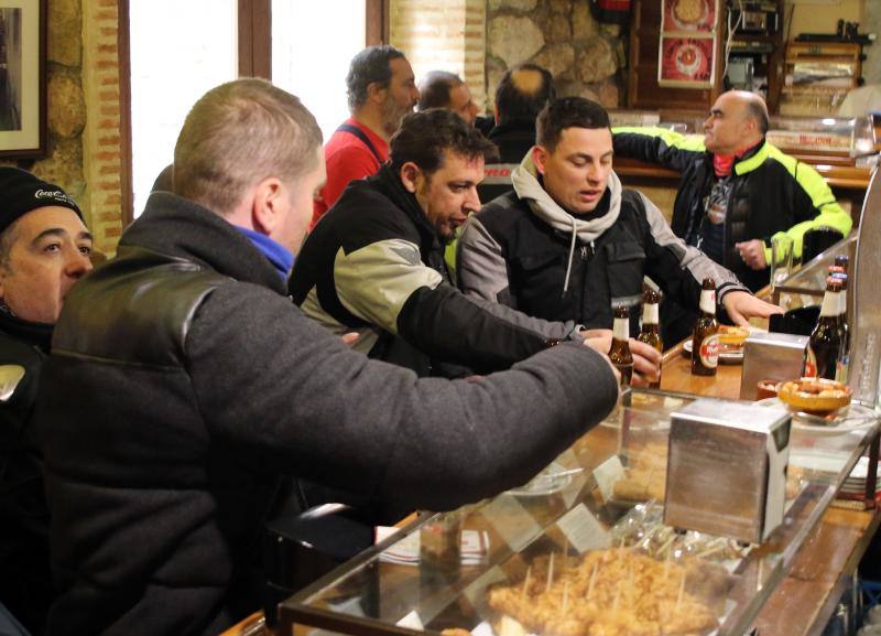 Los moteros de La Leyenda Continúa inundan con sus motos Sepúlveda (Segovia)