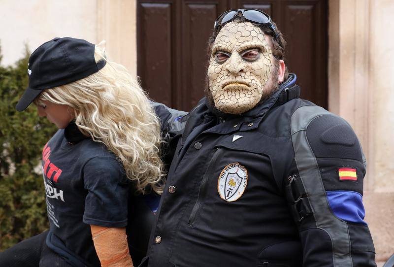 Los moteros de La Leyenda Continúa inundan con sus motos Sepúlveda (Segovia)