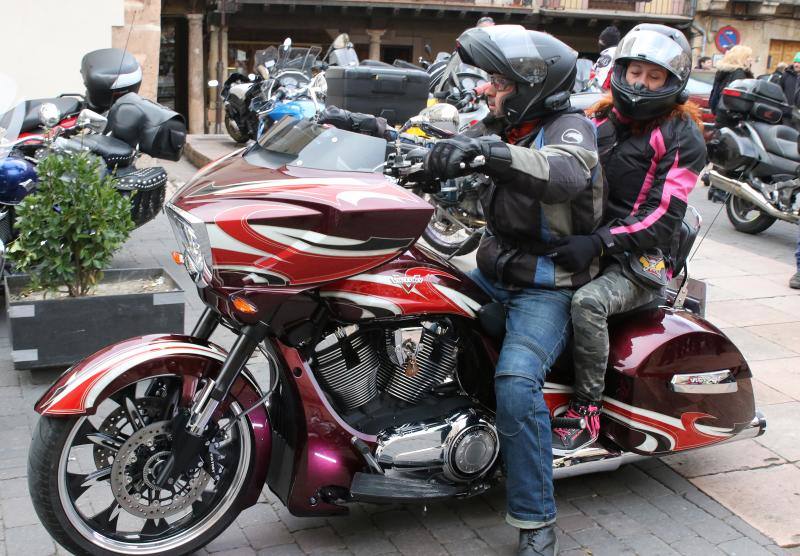 Los moteros de La Leyenda Continúa inundan con sus motos Sepúlveda (Segovia)