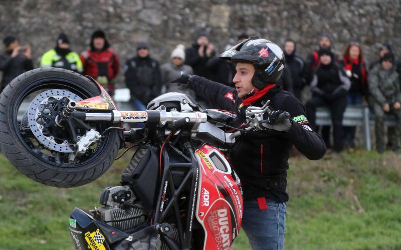 Los moteros de La Leyenda Continúa inundan con sus motos Sepúlveda (Segovia)