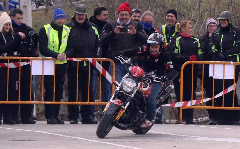 Los moteros de La Leyenda Continúa inundan con sus motos Sepúlveda (Segovia)