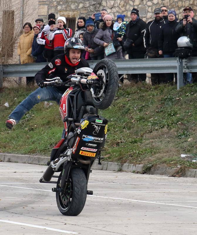 Los moteros de La Leyenda Continúa inundan con sus motos Sepúlveda (Segovia)