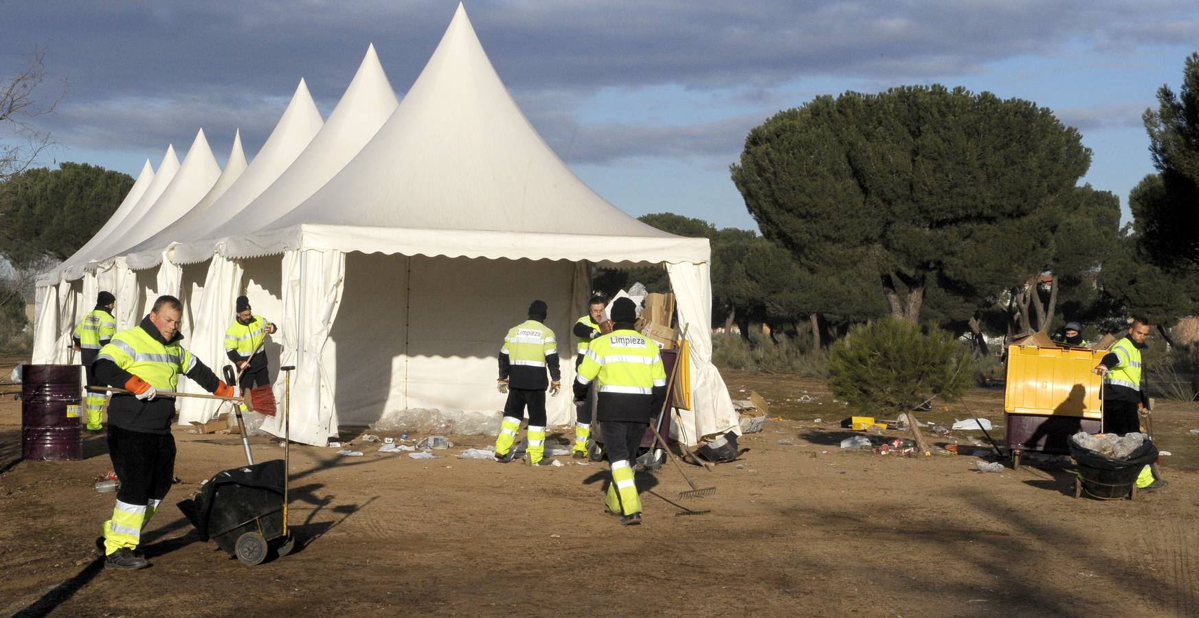 Trabajos de limpieza de los terrenos de la antigua Hípica tras el paso de Pingüinos