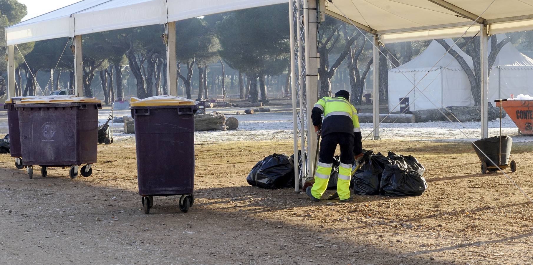 Trabajos de limpieza de los terrenos de la antigua Hípica tras el paso de Pingüinos