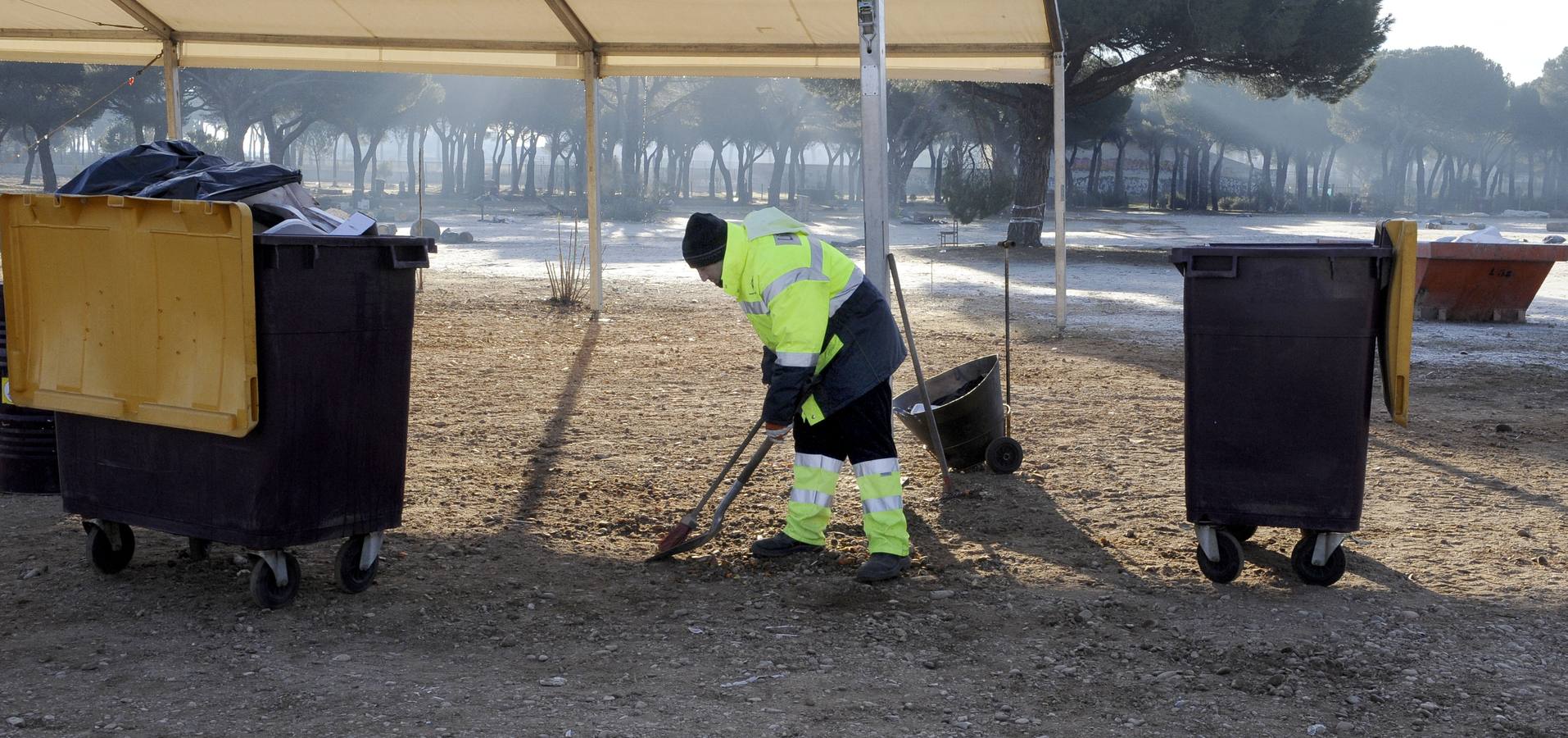 Trabajos de limpieza de los terrenos de la antigua Hípica tras el paso de Pingüinos