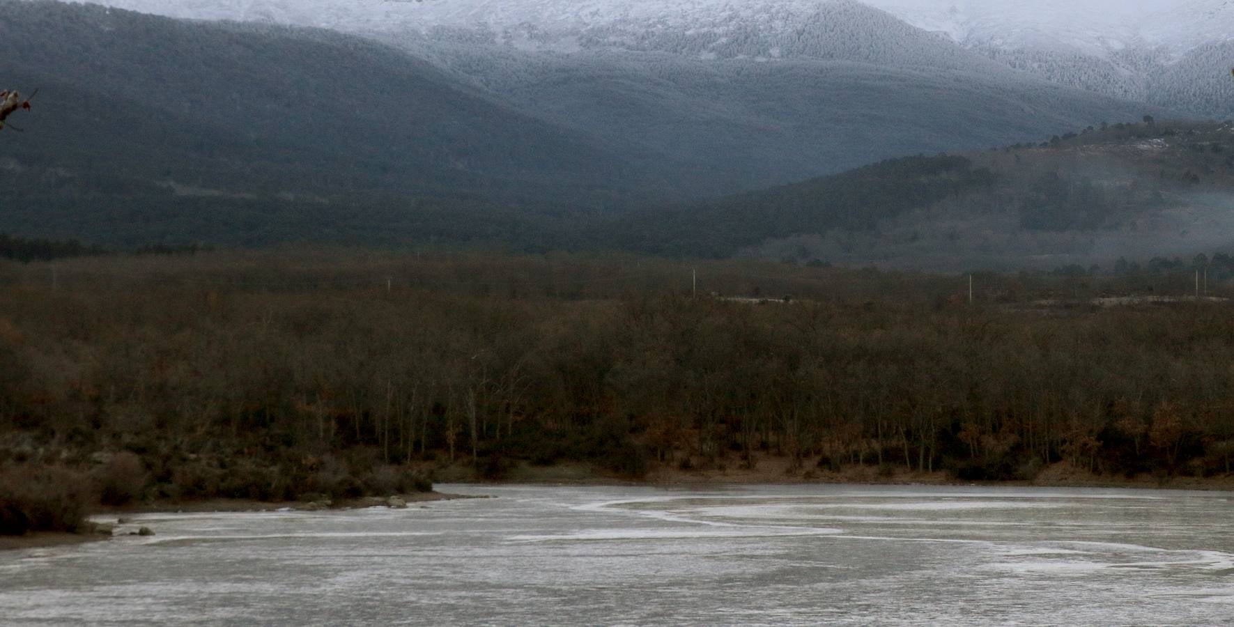 Las bajas temperaturas cubren de hielo el embalse del Pontón Alto de Segovia