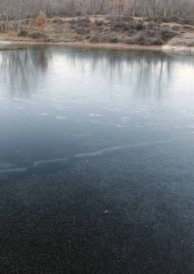 Las bajas temperaturas cubren de hielo el embalse del Pontón Alto de Segovia