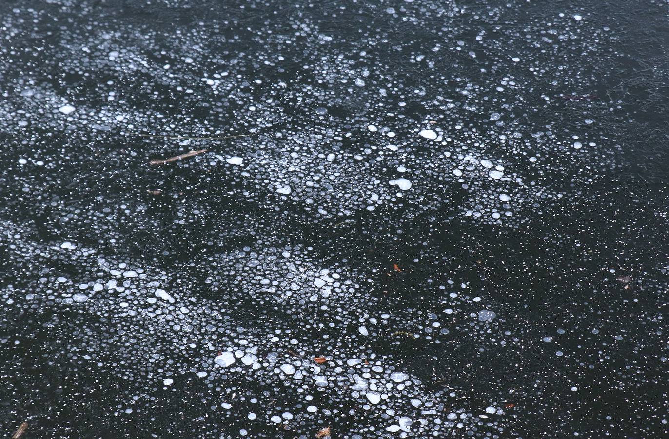 Las bajas temperaturas cubren de hielo el embalse del Pontón Alto de Segovia