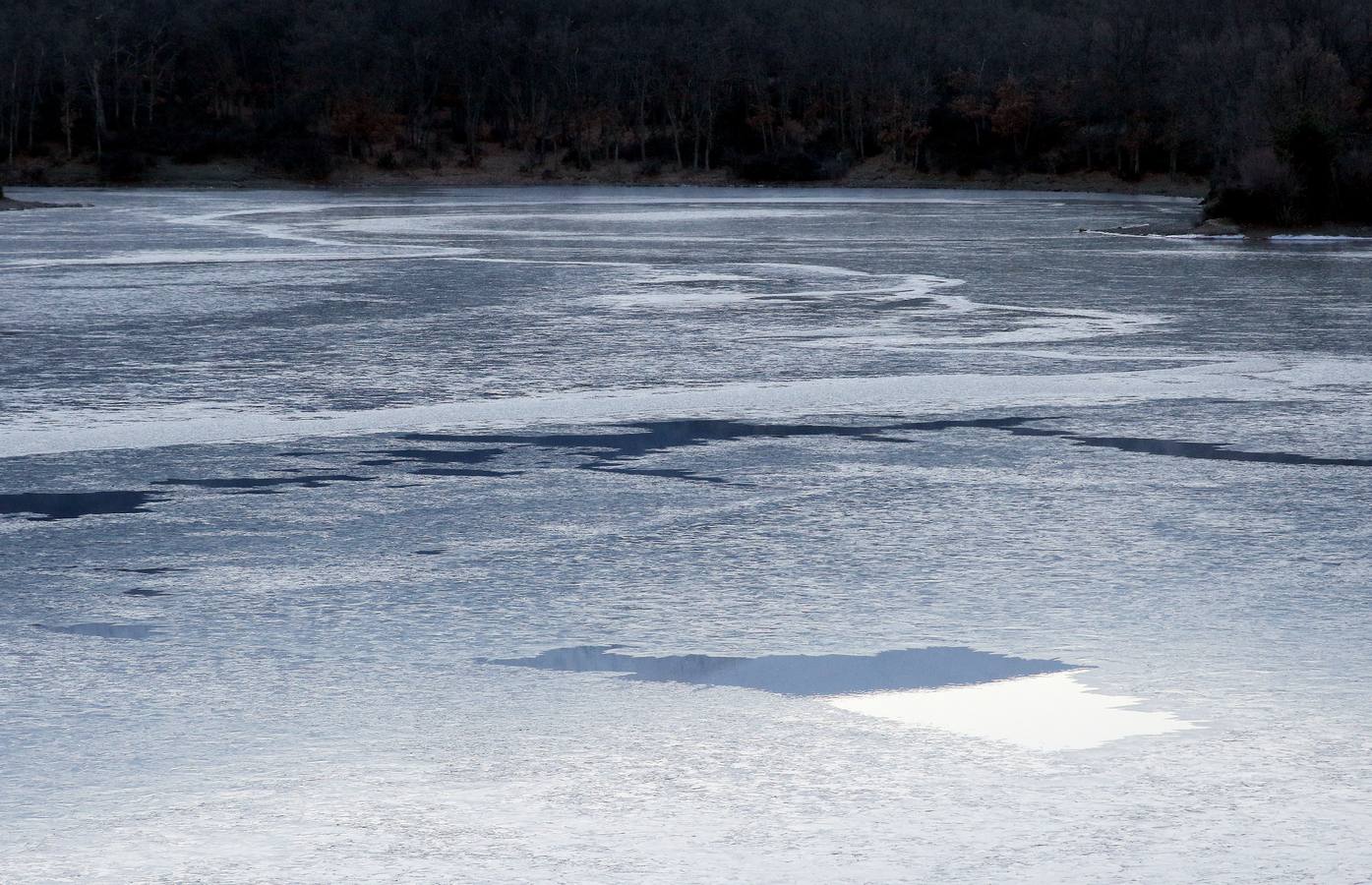 Las bajas temperaturas cubren de hielo el embalse del Pontón Alto de Segovia
