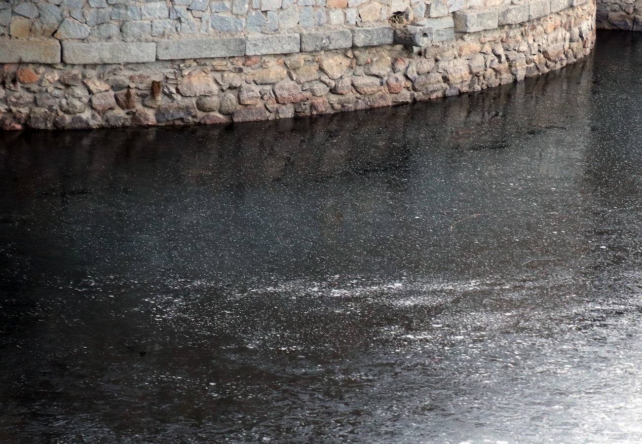 Las bajas temperaturas cubren de hielo el embalse del Pontón Alto de Segovia