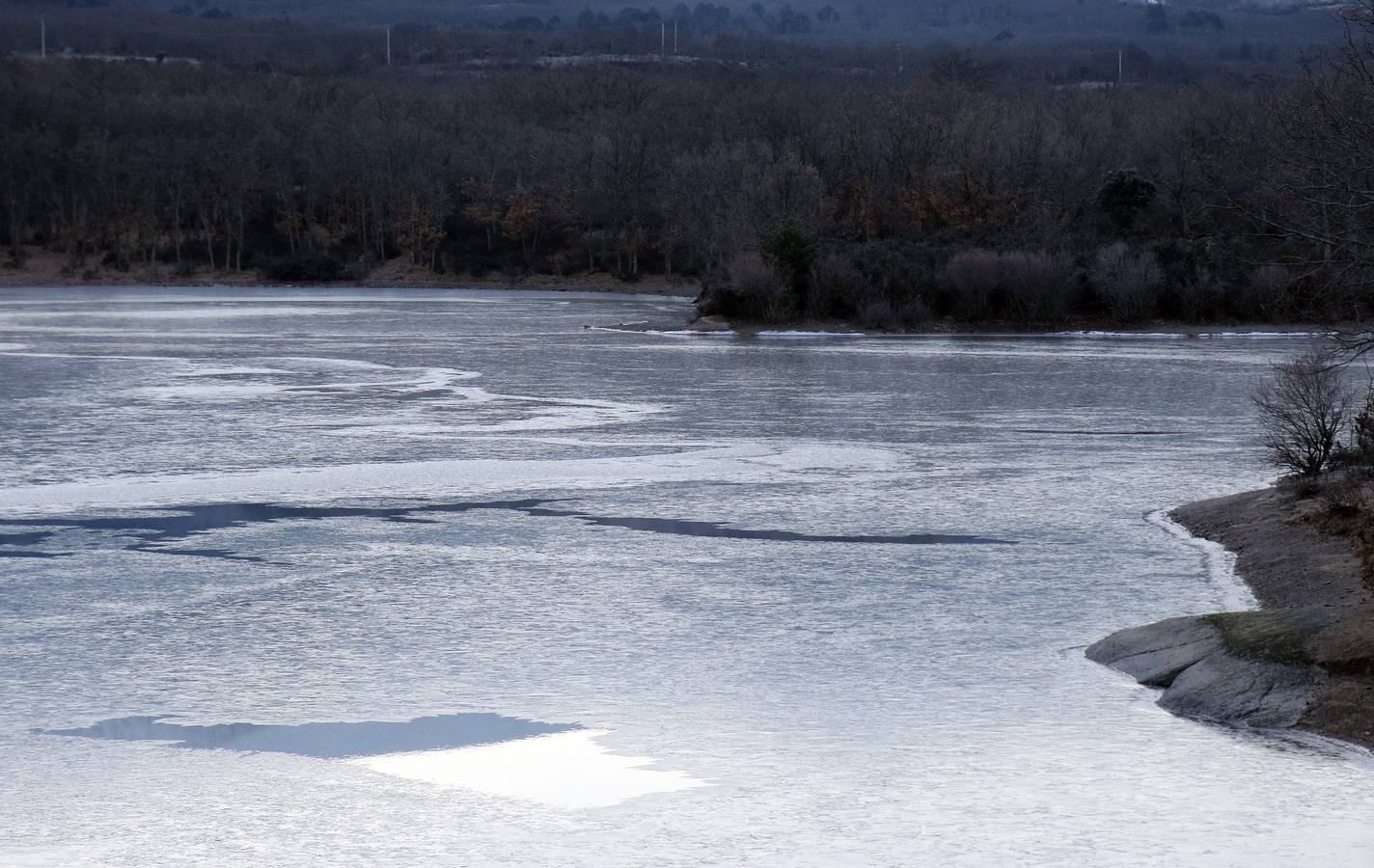 Las bajas temperaturas cubren de hielo el embalse del Pontón Alto de Segovia
