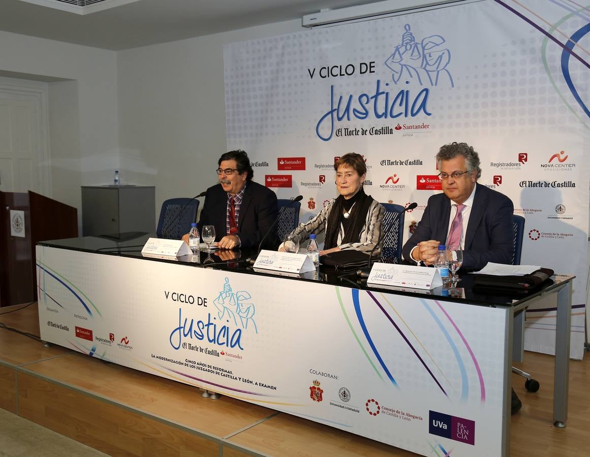 Eloy de la Pisa, jefe web de El Norte, junto a la presidenta del Consejo de la Abogacía de España, Victoria Ortega, y el presidente de la Audiencia de Palencia, Ignacio Rafols, en un momento del coloquio.