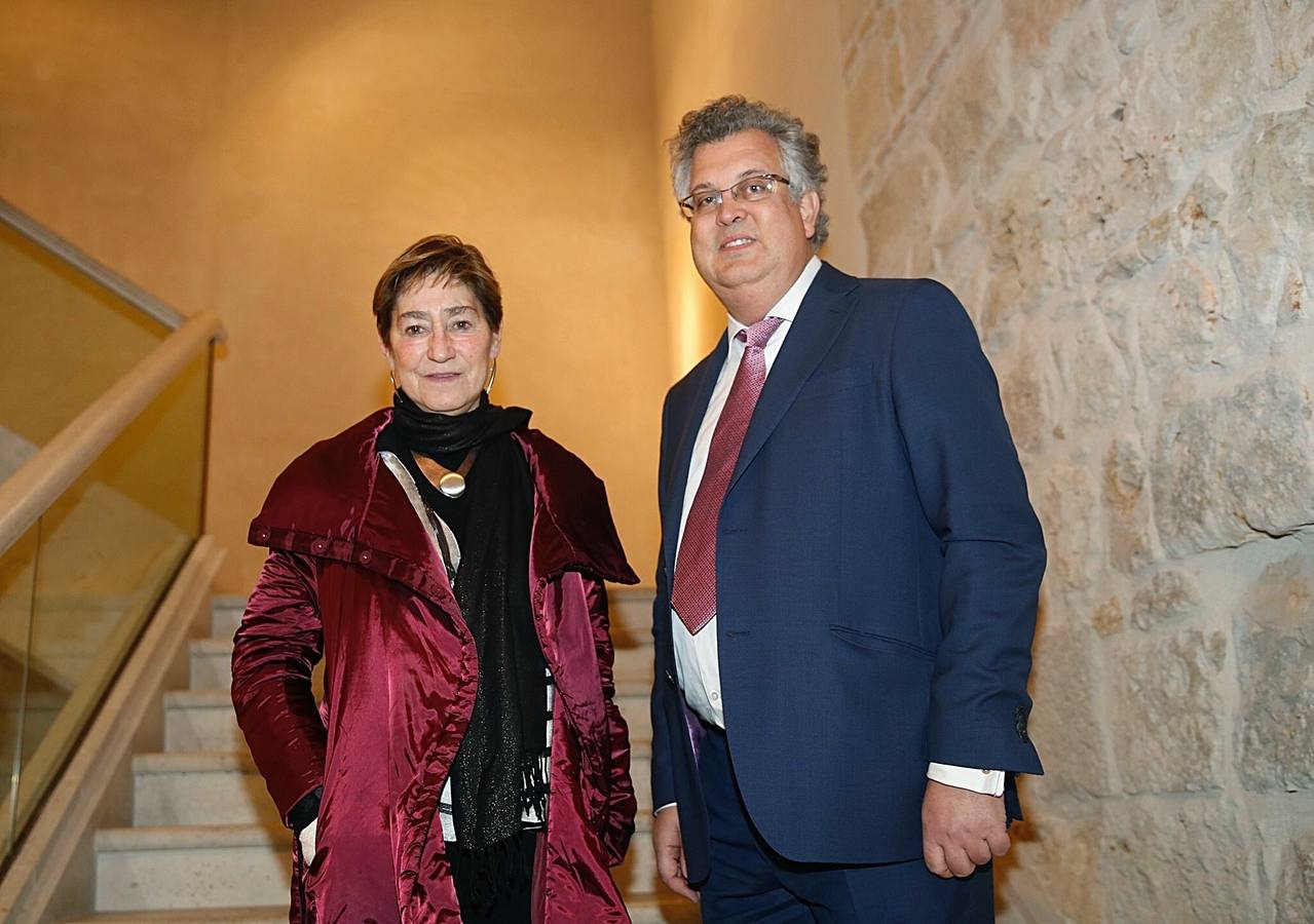 El presidente de la Audiencia, Ignacio Rafols, y la presidenta del Consejo de la Abogacía de España, Victoria Ortega, ante la sede del foro de El Norte.