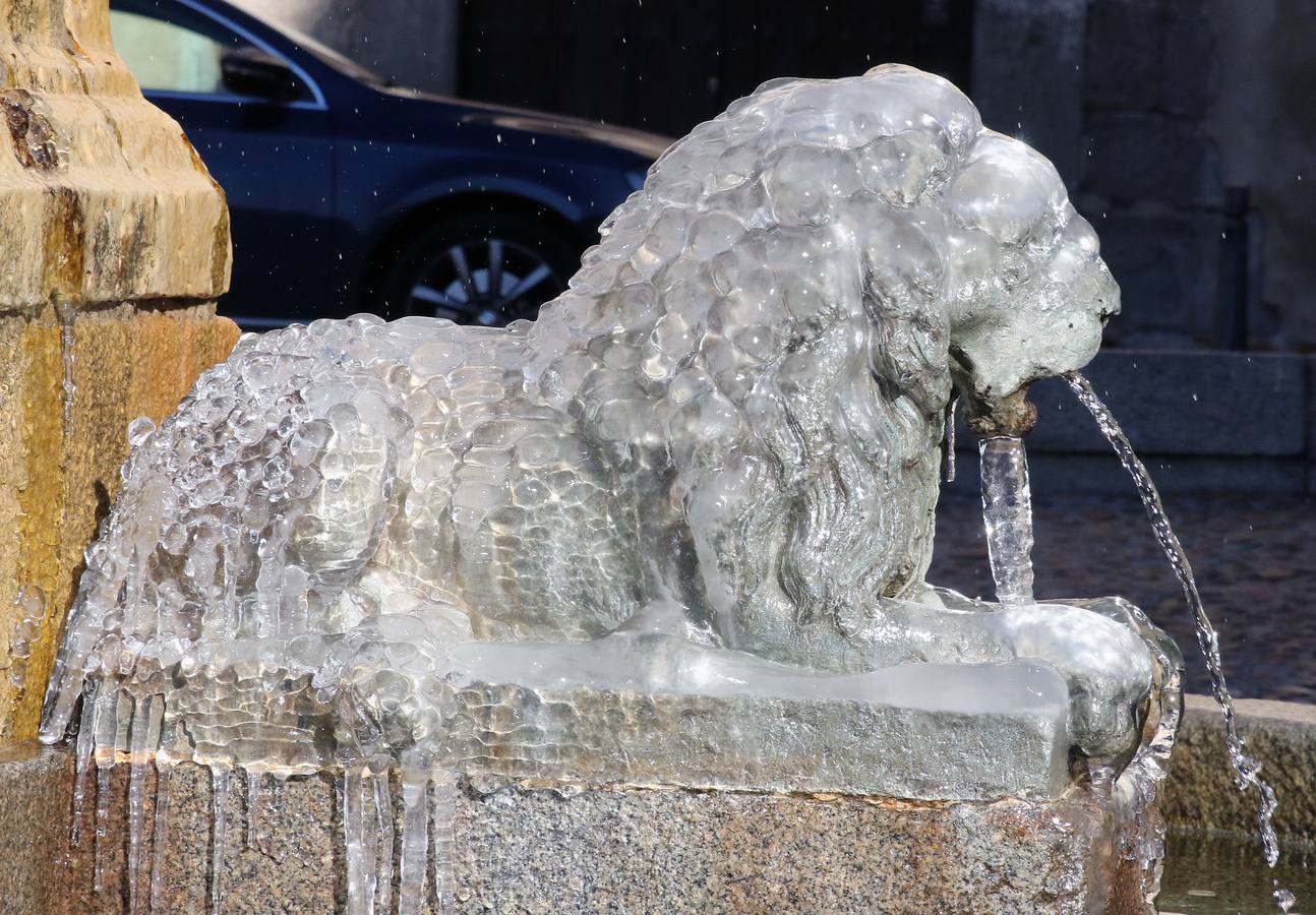 El frío hace tiritar a los segovianos