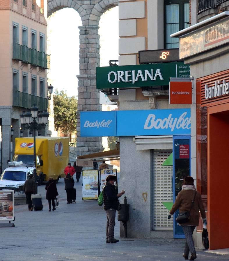 El frío hace tiritar a los segovianos