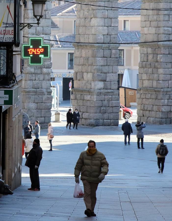 El frío hace tiritar a los segovianos